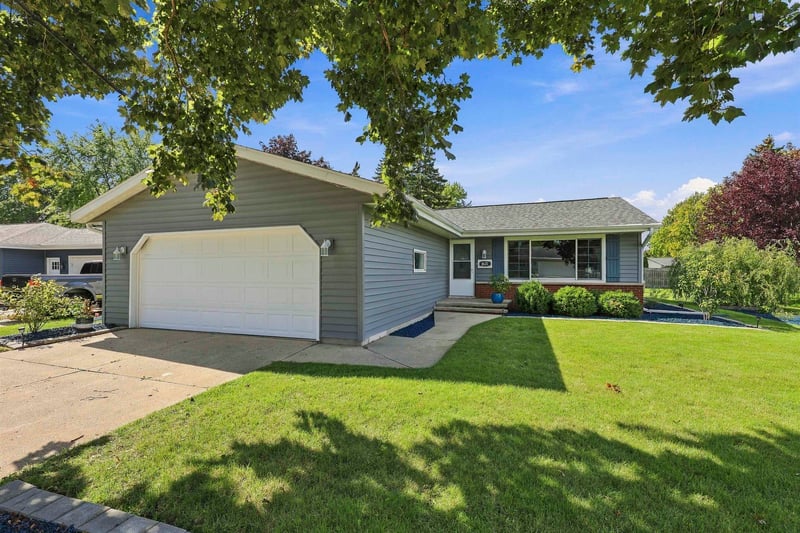 1621 N Blossom Dr, Appleton, WI 54914