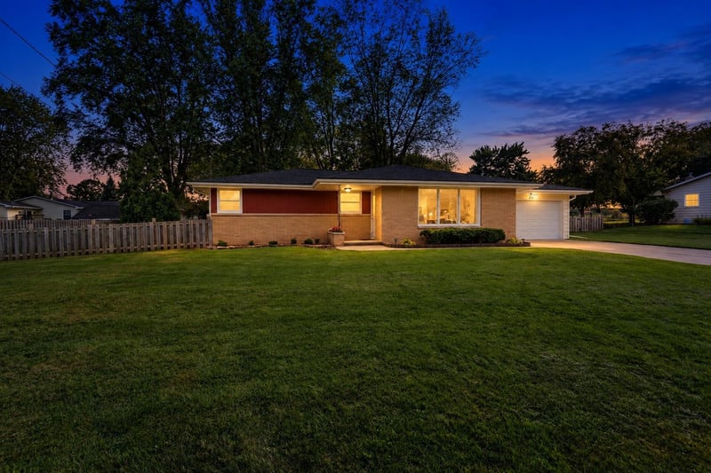 1607 Cormier Rd, Green Bay, WI 54313-7910