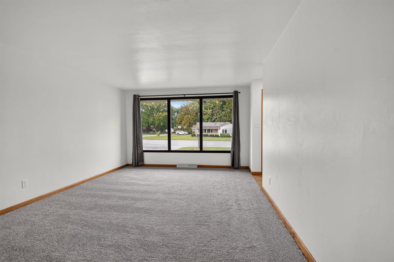 1607 Cormier Rd, Green Bay, WI 54313-7910