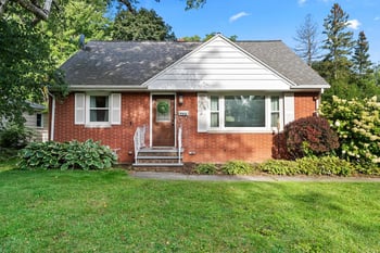 2316 Meadow Ln, Green Bay, WI 54301-2120