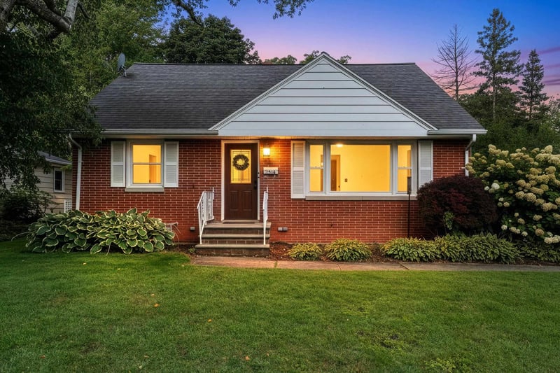 2316 Meadow Ln, Green Bay, WI 54301-2120