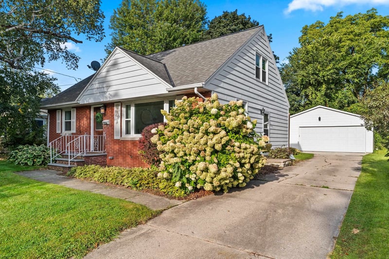 2316 Meadow Ln, Green Bay, WI 54301-2120