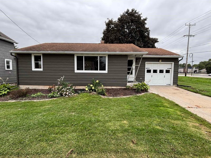 729 W Cedar St, Hilbert, WI 54129