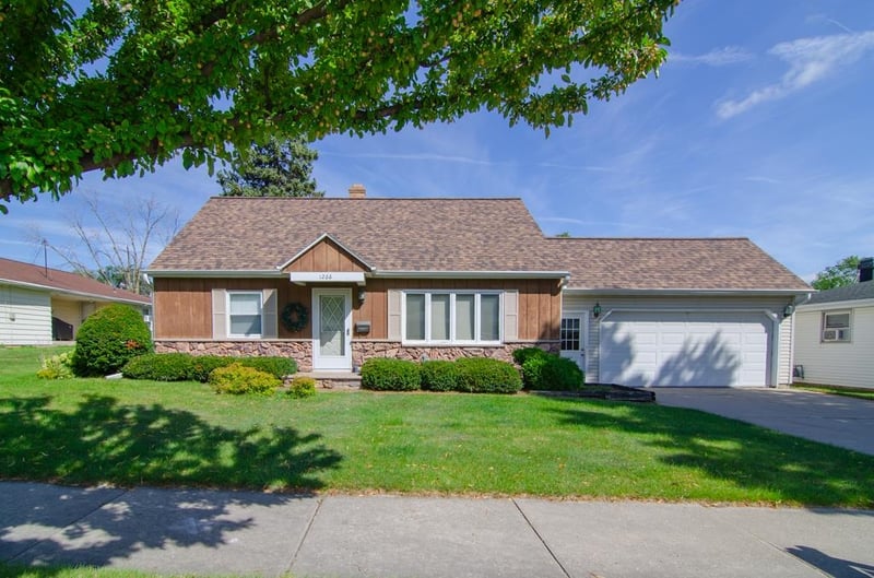 1266 Shadow Ln, Green Bay, WI 54304-3943