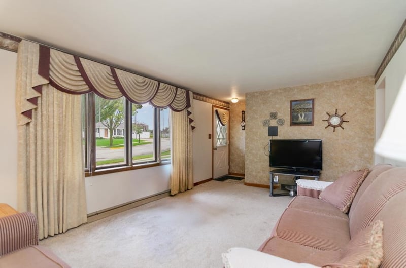 1266 Shadow Ln, Green Bay, WI 54304-3943