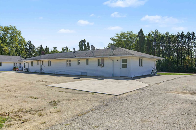 121 W Glenbrook Dr, Pulaski, WI 54162