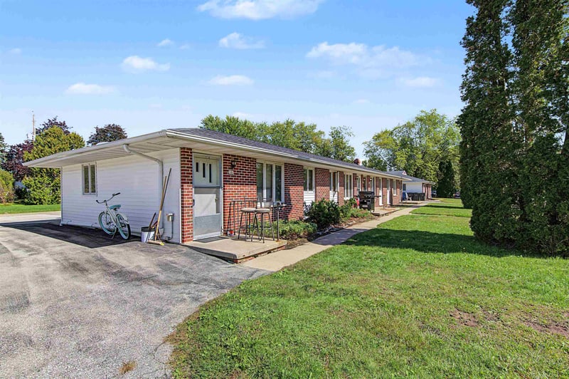 121 W Glenbrook Dr, Pulaski, WI 54162