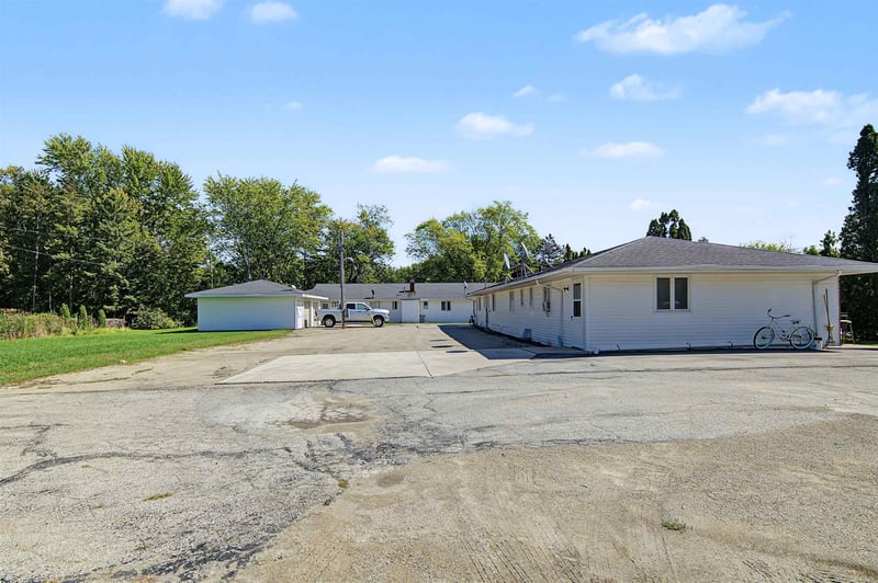 121 W Glenbrook Dr, Pulaski, WI 54162