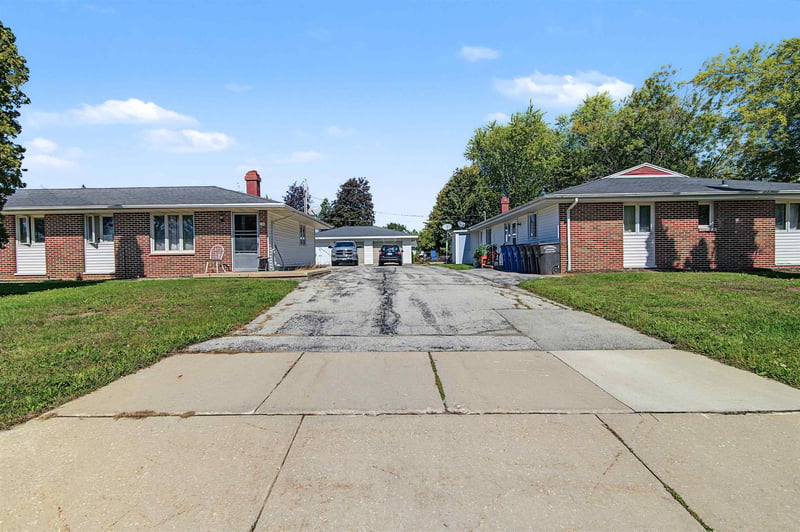 121 W Glenbrook Dr, Pulaski, WI 54162