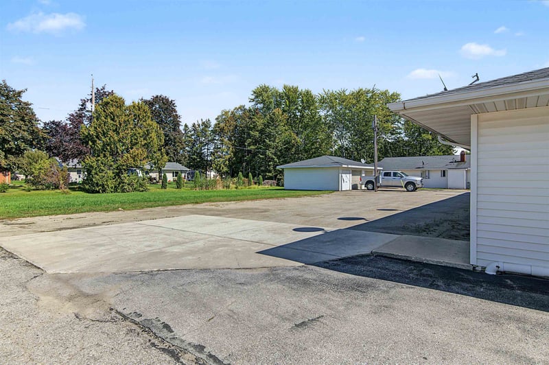 121 W Glenbrook Dr, Pulaski, WI 54162