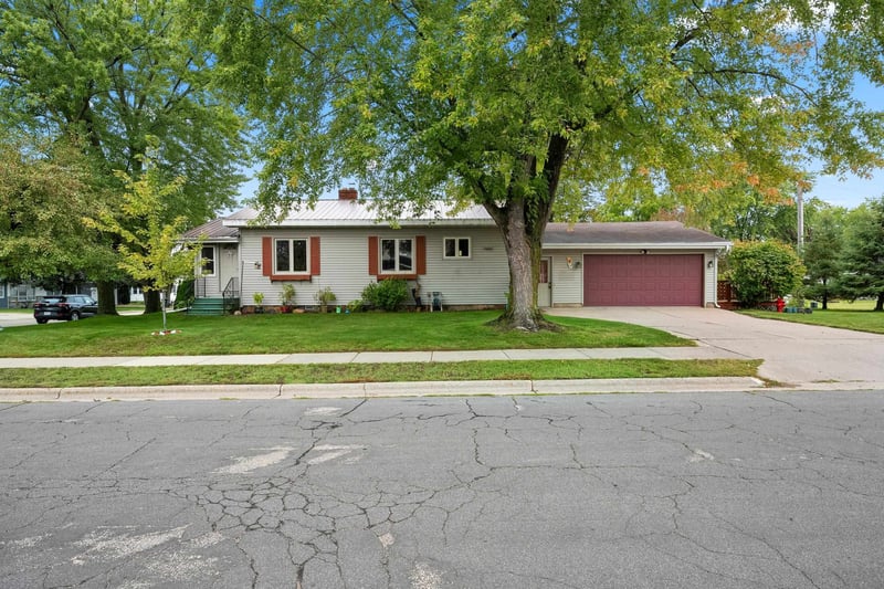 705 E Lieg Ave, Shawano, WI 54166