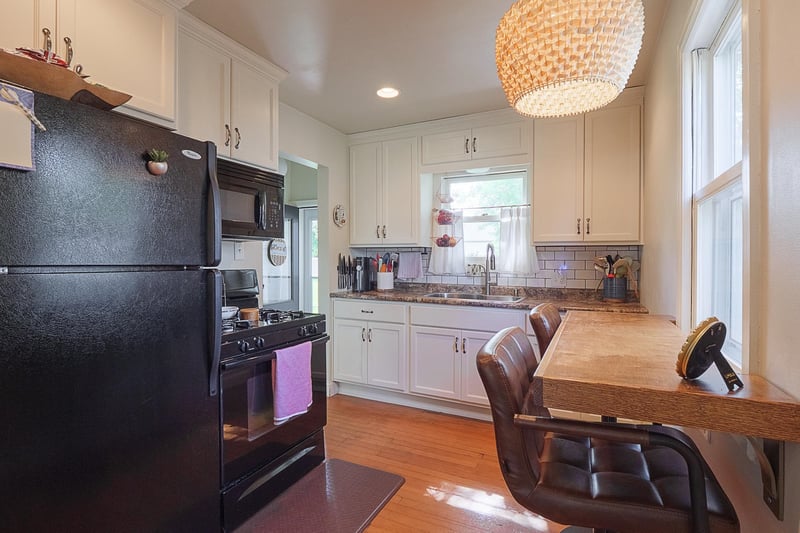 932 Mansion St, De Pere, WI 54115-3242
