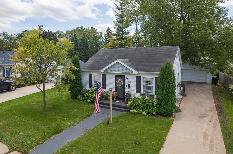 932 Mansion St, De Pere, WI 54115-3242