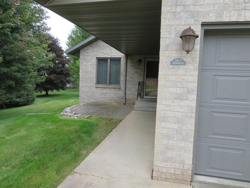 1617 Spruce Ct, Shawano, WI 54166-3687