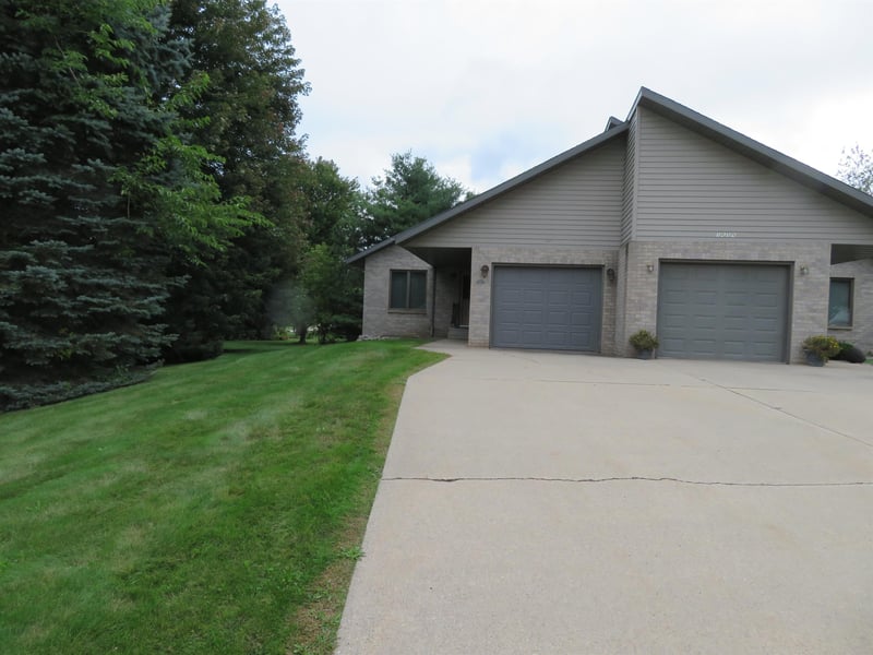 1617 Spruce Ct, Shawano, WI 54166-3687