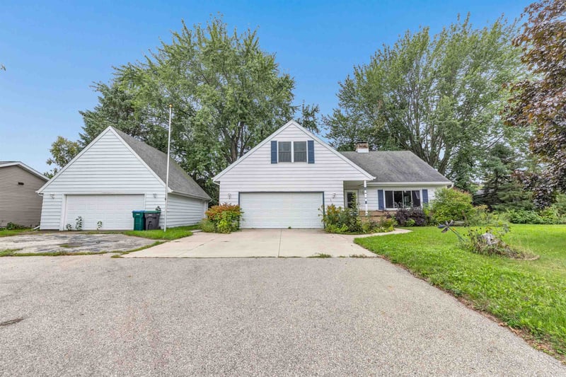 127 W Capitol Dr, Appleton, WI 54911