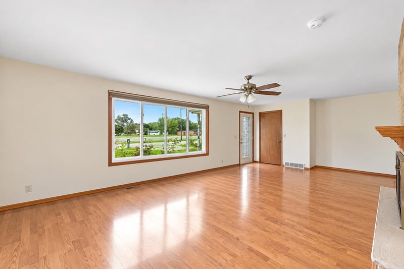 127 W Capitol Dr, Appleton, WI 54911