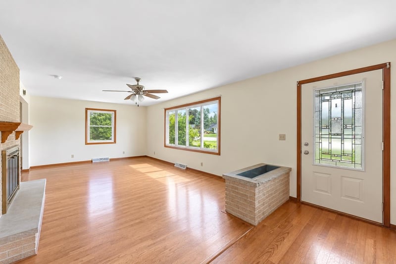 127 W Capitol Dr, Appleton, WI 54911