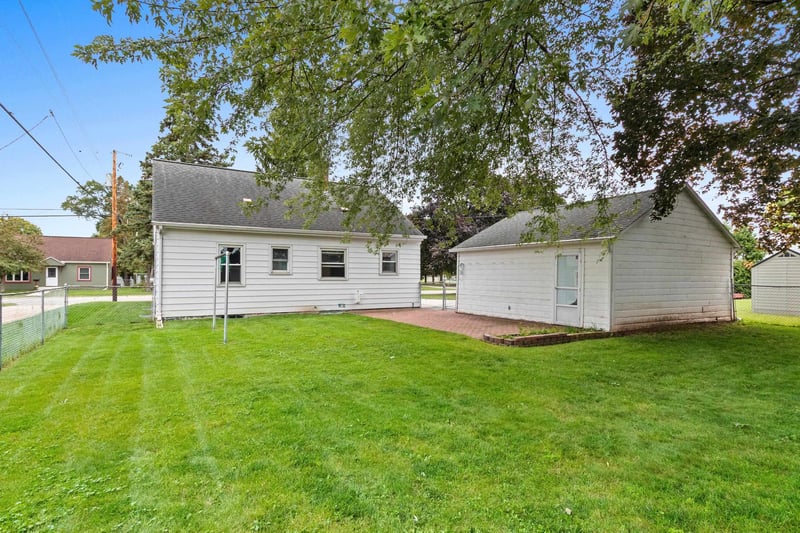 1030 Hickory Hill Dr, Green Bay, WI 54304