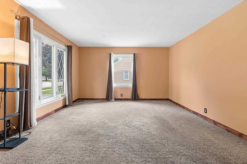 1030 Hickory Hill Dr, Green Bay, WI 54304