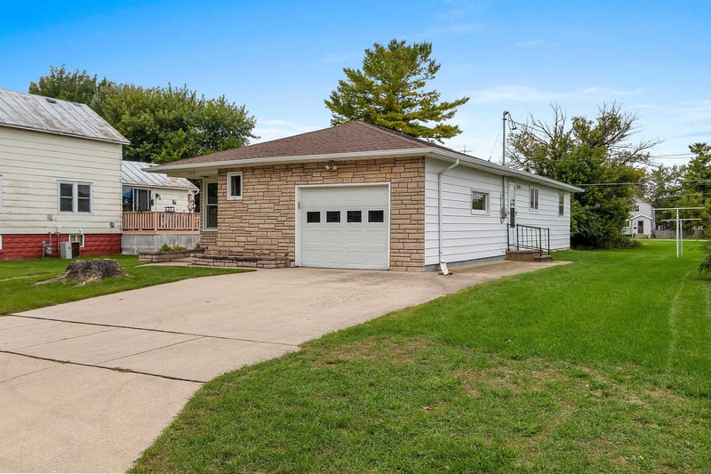 339 Center St, Oconto, WI 54153-1833