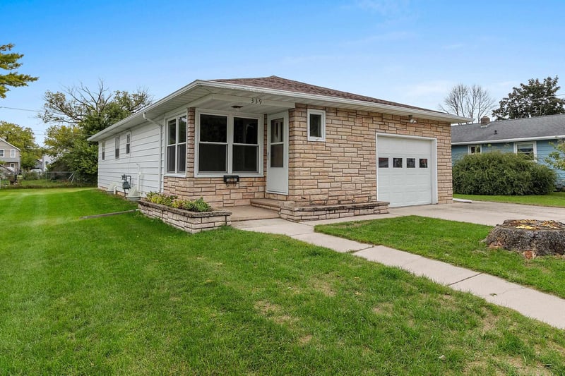 339 Center St, Oconto, WI 54153-1833