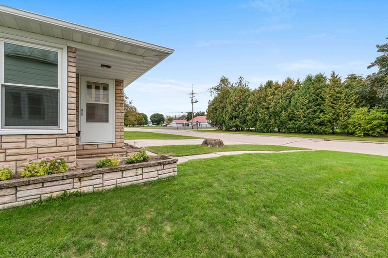 339 Center St, Oconto, WI 54153-1833