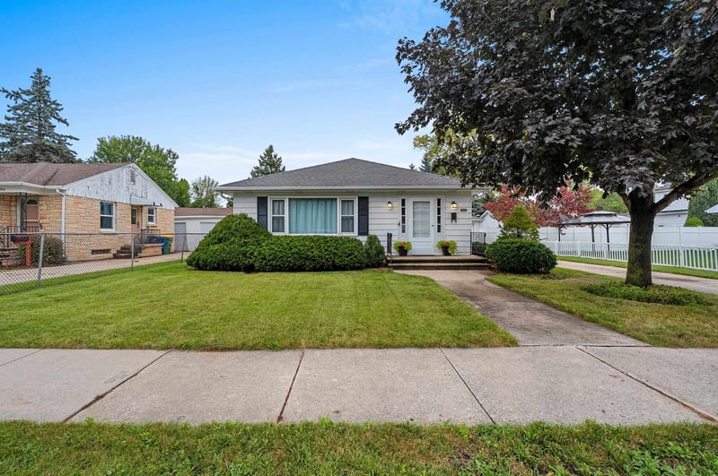 994 Roscoe St, Green Bay, WI 54304-3469