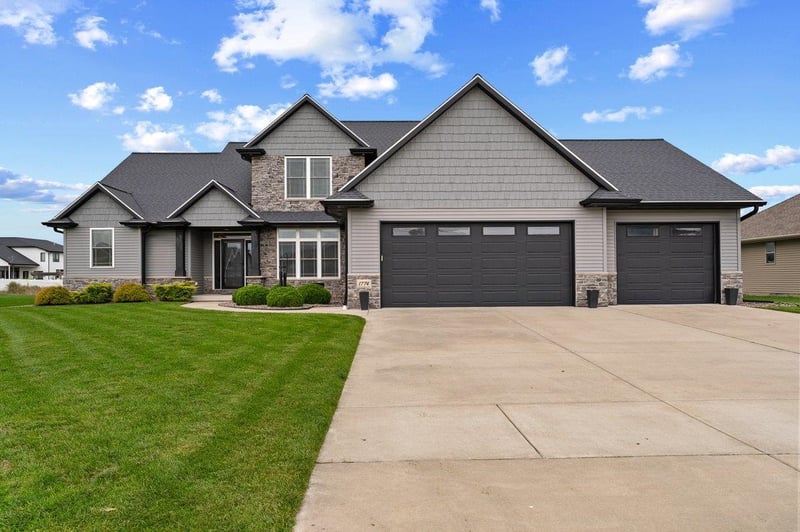 1774 Applewood Dr, De Pere, WI 54115-7308