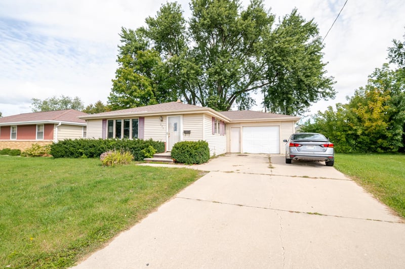 1106 St Agnes Dr, Green Bay, WI 54304-2257