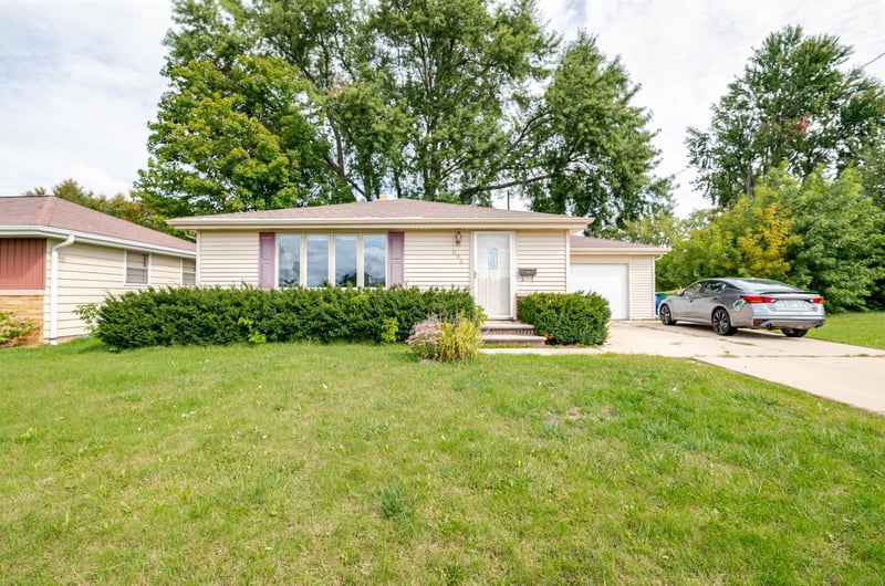 1106 St Agnes Dr, Green Bay, WI 54304-2257