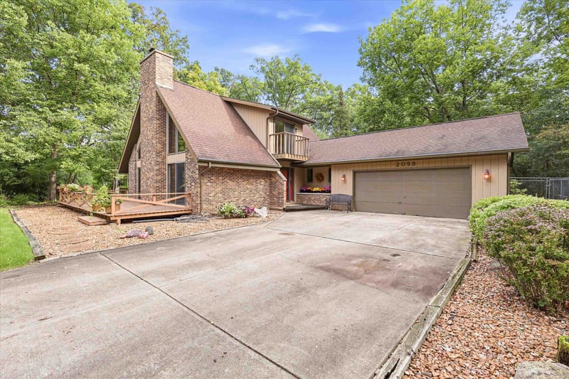 2098 Shawnee Ln, Oshkosh, WI 54901