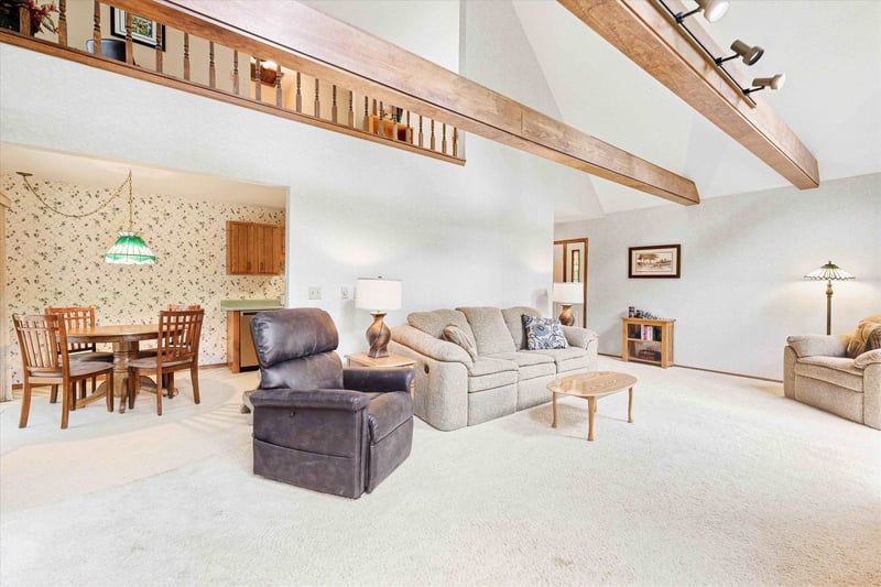 2098 Shawnee Ln, Oshkosh, WI 54901