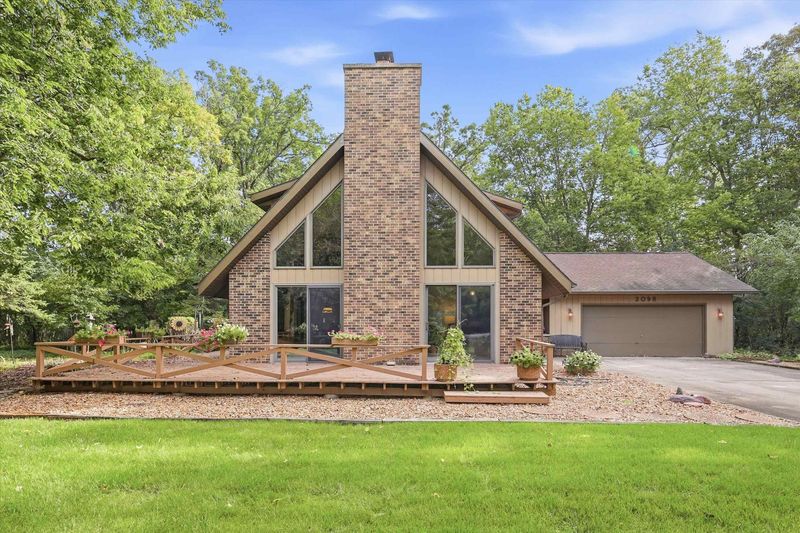 2098 Shawnee Ln, Oshkosh, WI 54901