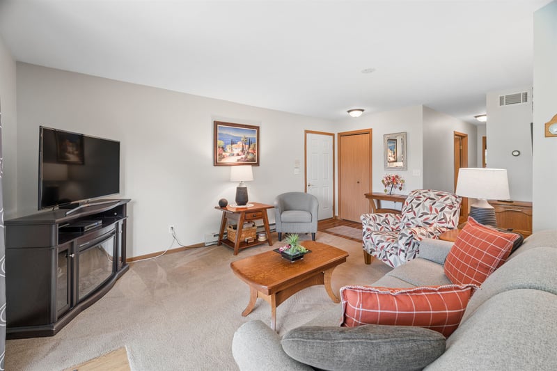 2553 Village Ln #B, Oshkosh, WI 54904