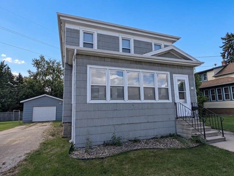 719 W 6th Ave, Oshkosh, WI 54902