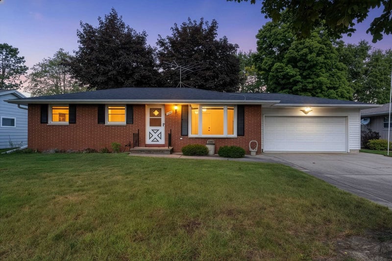 1030 Downer St, Green Bay, WI 54304-2025