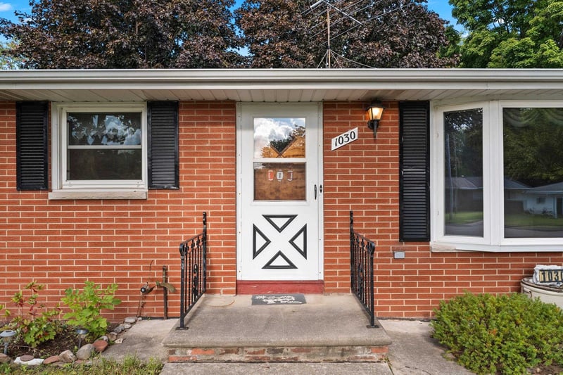 1030 Downer St, Green Bay, WI 54304-2025