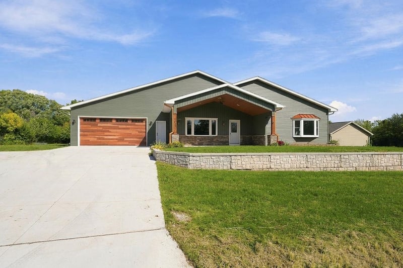 661 E River Dr, Omro, WI 54963