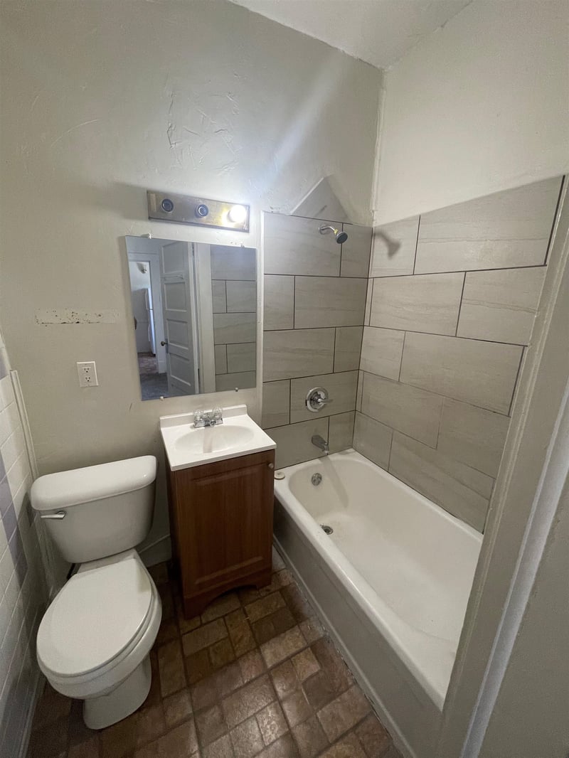 1211 E Walnut St, Green Bay, WI 54301-4345