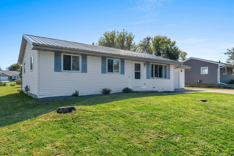 120 Baake St, Hortonville, WI 54944