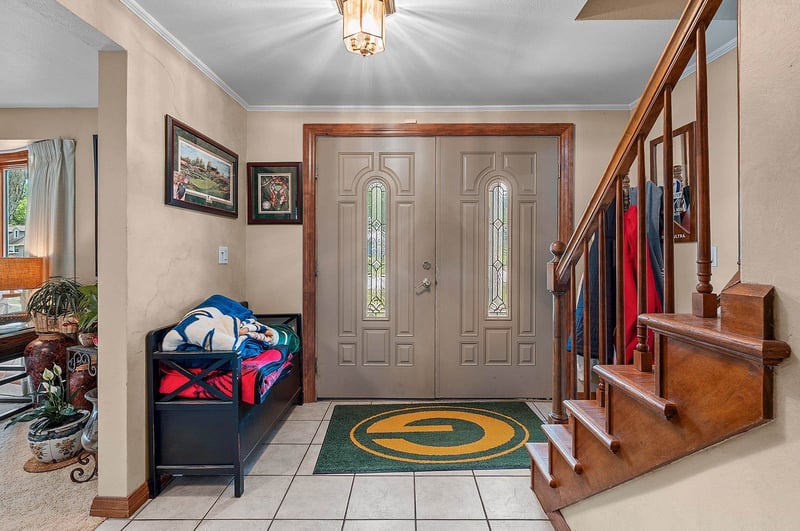1938 Strawberry Ln, Green Bay, WI 54304