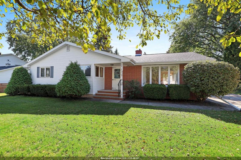 222 Longview Ave, Allouez, WI 54301