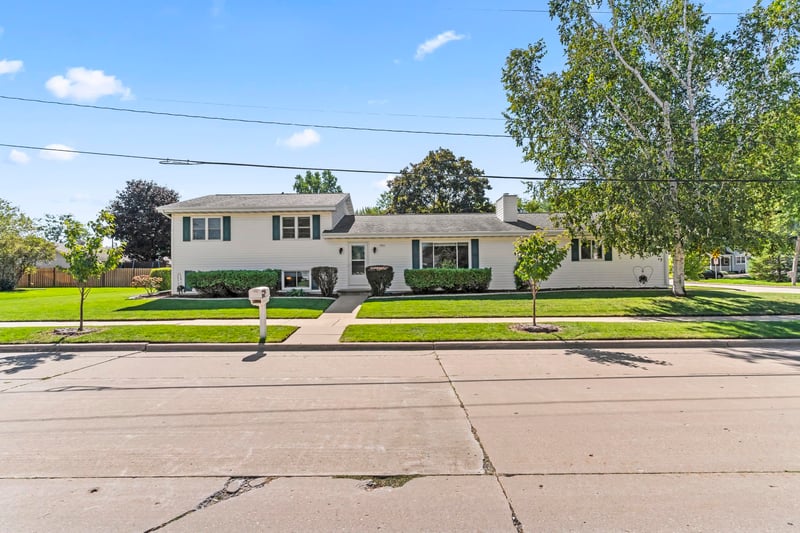 1901 E Bluebird Ln, Appleton, WI 54915