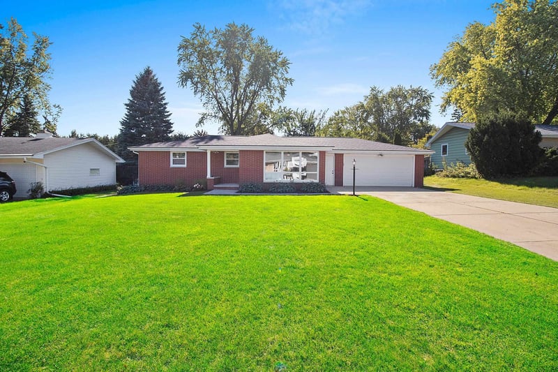925 La Croix Ave, Green Bay, WI 54304
