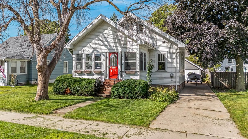 1637 Ontario St, Oshkosh, WI 54901-2860