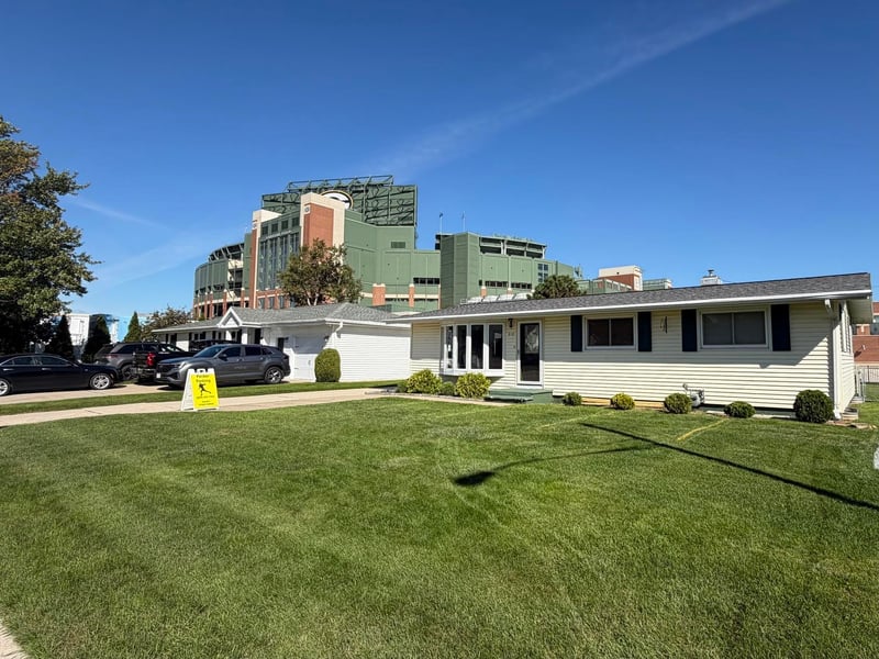 910 Stadium Dr, Green Bay, WI 54304-4449