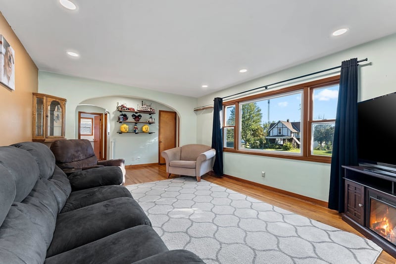 527 Parker Ave, Algoma, WI 54201