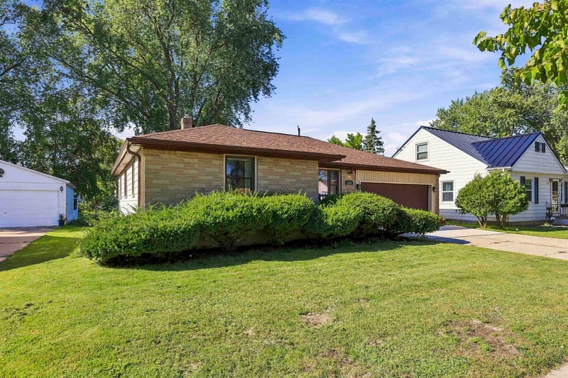 1193 Bond St, Green Bay, WI 54303-4040