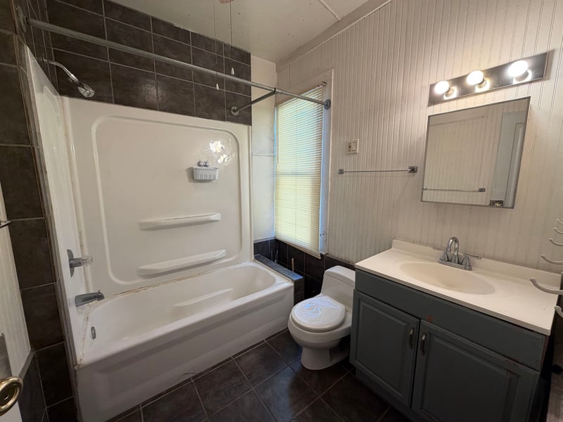 830 Elmore St, Green Bay, WI 54303